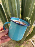 Vela Pocillo de Esmalte Original | Vela Taza de Peltre | Cera de Soja Natural | Vela Auténtica de Esmalte Cinsa con Flores Secas